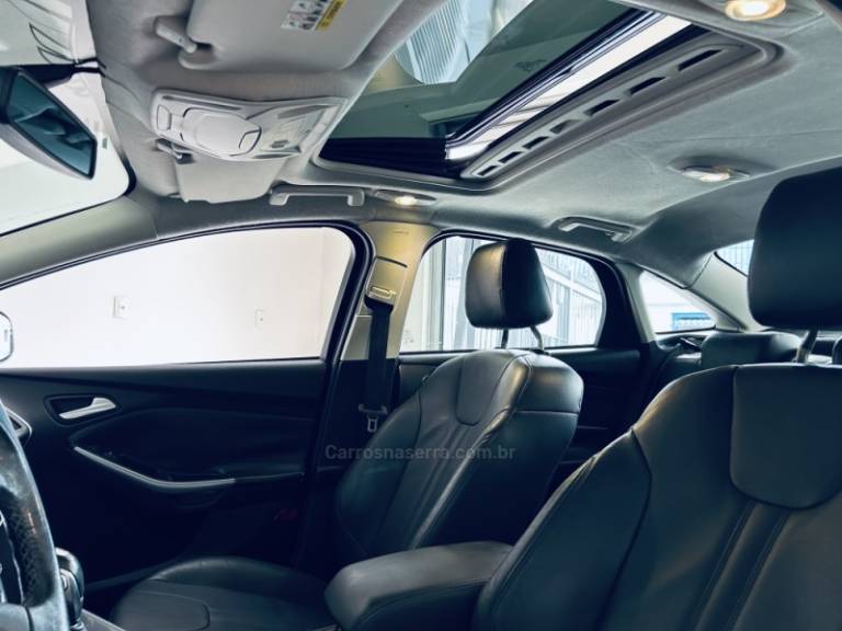 FORD - FOCUS - 2013/2014 - Preta - R$ 56.990,00