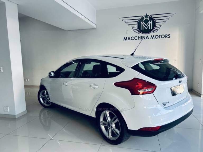 FORD - FOCUS - 2017/2018 - Branca - R$ 69.990,00