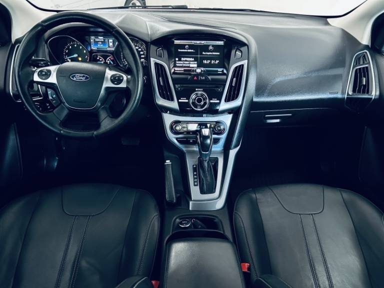 FORD - FOCUS - 2015/2015 - Vermelha - R$ 54.990,00