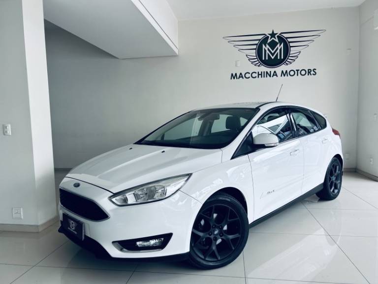 FORD - FOCUS - 2016/2017 - Branca - R$ 59.990,00
