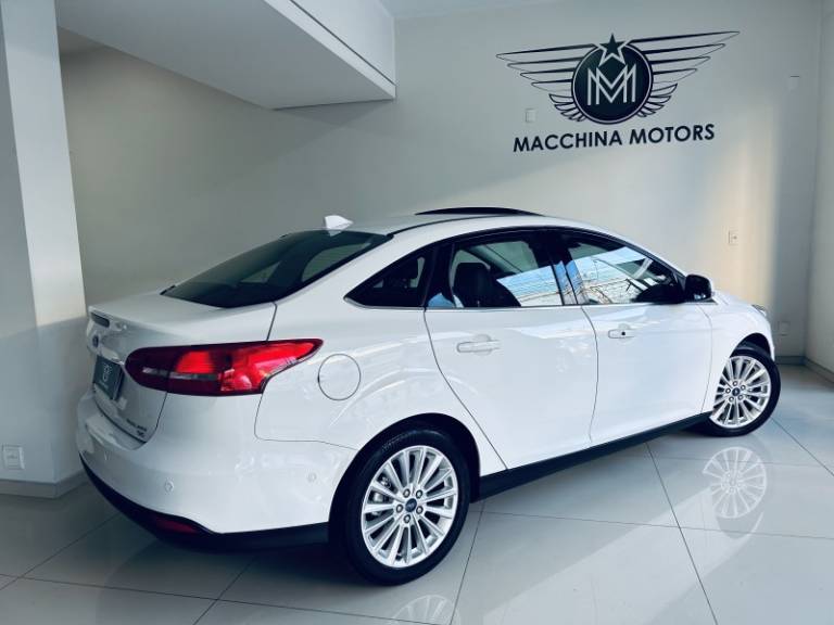 FORD - FOCUS - 2016/2017 - Branca - R$ 68.990,00