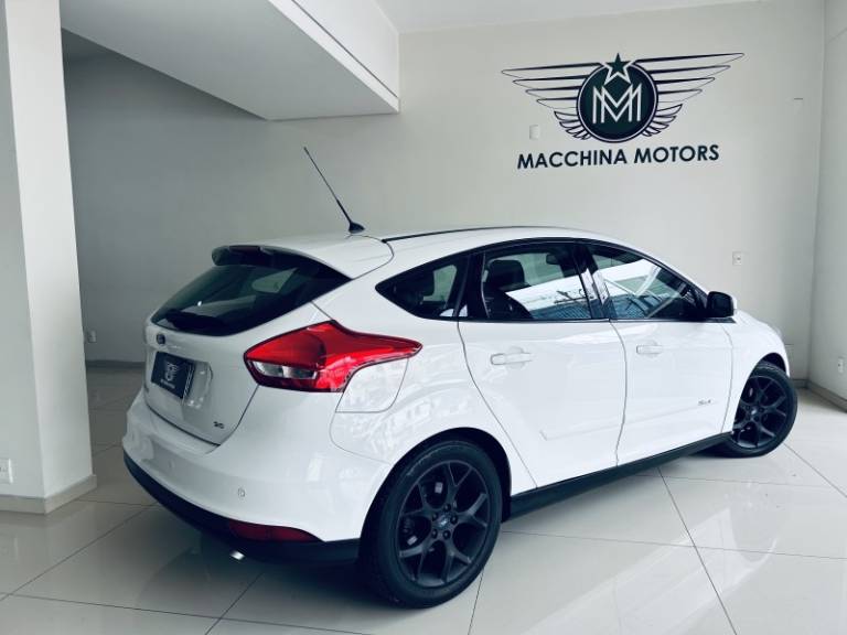 FORD - FOCUS - 2016/2017 - Branca - R$ 59.990,00