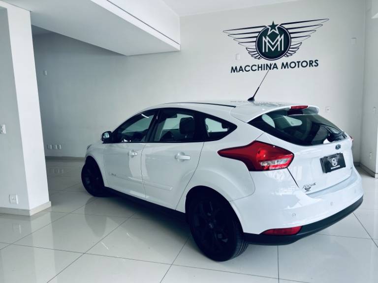 FORD - FOCUS - 2016/2017 - Branca - R$ 59.990,00