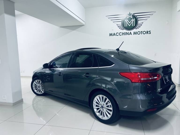 FORD - FOCUS - 2017/2018 - Cinza - R$ 76.990,00