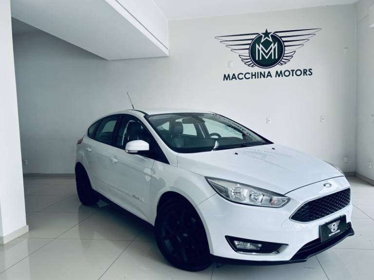 FORD - FOCUS - 2016/2017 - Branca - R$ 59.990,00