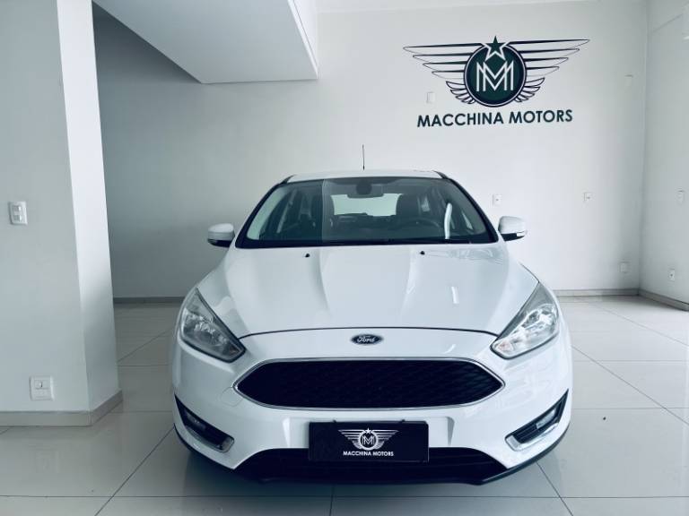 FORD - FOCUS - 2016/2017 - Branca - R$ 59.990,00