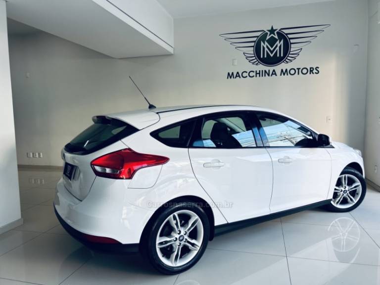FORD - FOCUS - 2017/2018 - Branca - R$ 69.990,00