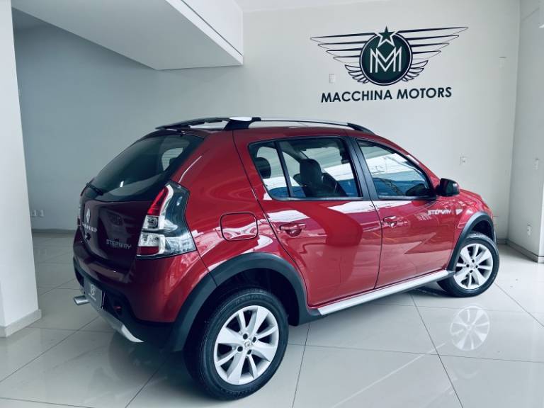 RENAULT - SANDERO - 2013/2014 - Vermelha - R$ 43.990,00