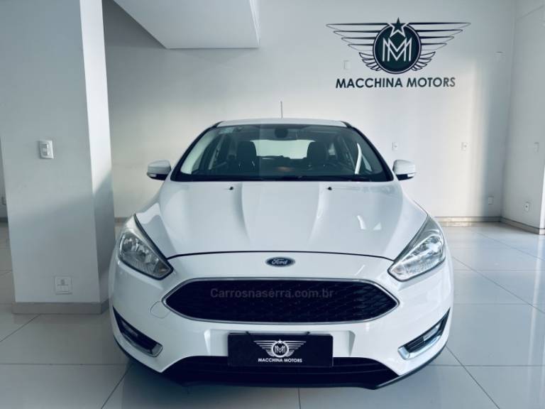 FORD - FOCUS - 2017/2018 - Branca - R$ 69.990,00
