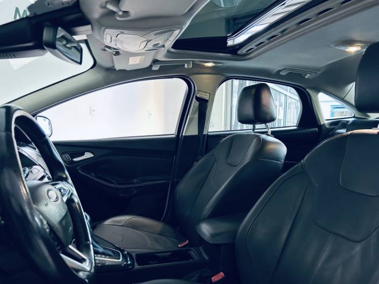 FORD - FOCUS - 2016/2017 - Branca - R$ 68.990,00