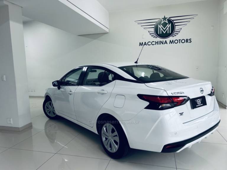 NISSAN - VERSA - 2021/2022 - Branca - R$ 75.990,00