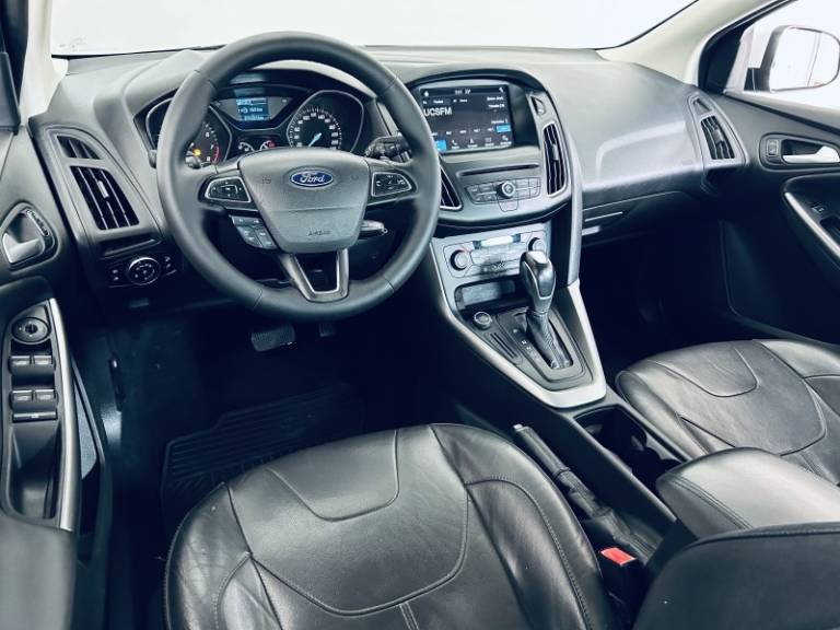 FORD - FOCUS - 2016/2017 - Branca - R$ 59.990,00