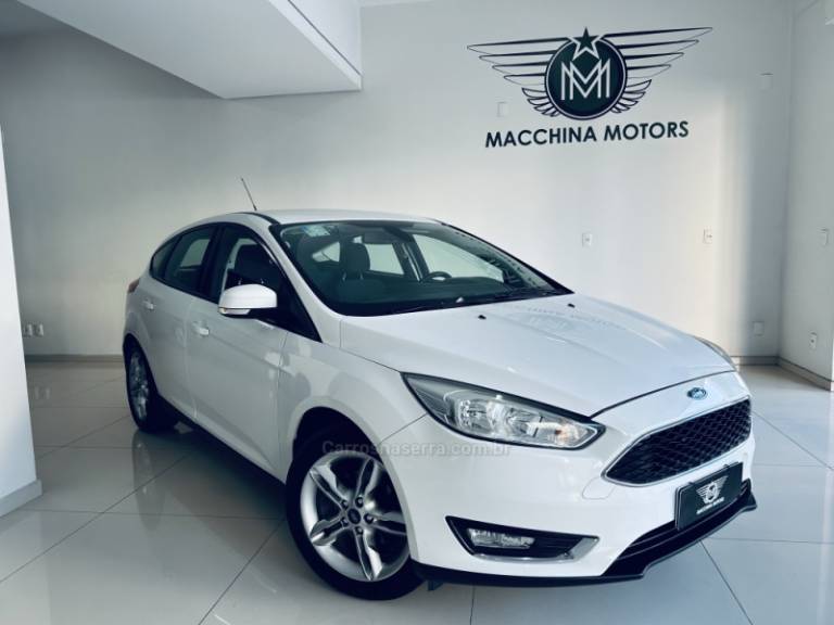 FORD - FOCUS - 2017/2018 - Branca - R$ 69.990,00