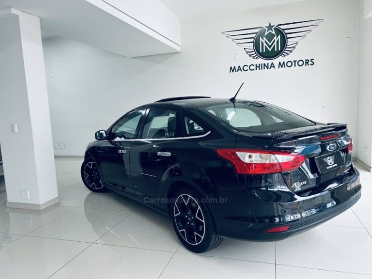 FORD - FOCUS - 2013/2014 - Preta - R$ 56.990,00