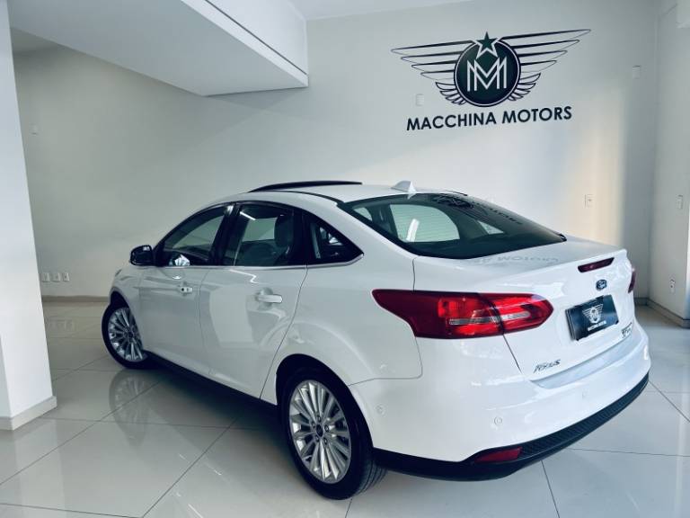 FORD - FOCUS - 2016/2017 - Branca - R$ 68.990,00