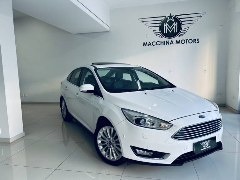 FORD - FOCUS - 2016/2017 - Branca - R$ 68.990,00