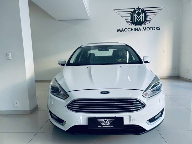 FORD - FOCUS - 2016/2017 - Branca - R$ 68.990,00