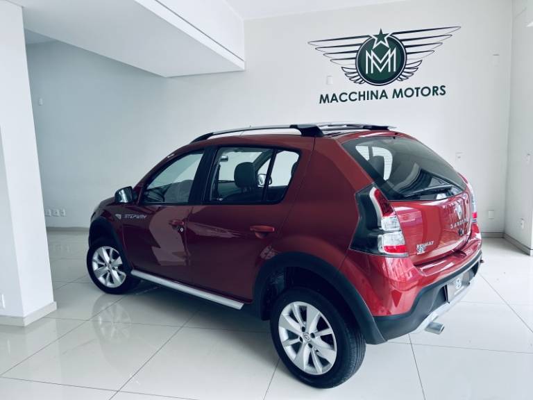 RENAULT - SANDERO - 2013/2014 - Vermelha - R$ 43.990,00