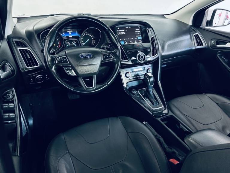 FORD - FOCUS - 2016/2017 - Branca - R$ 68.990,00