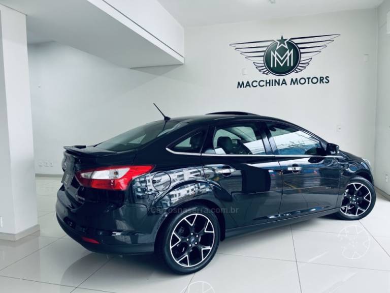 FORD - FOCUS - 2013/2014 - Preta - R$ 56.990,00